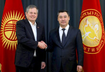 Садыр Жапаров принял сенатора США Стива Дэйнса