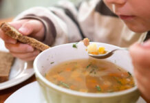 Питание в детсадах будут оплачивать родители? Минобразования предлагает утвердить суммы