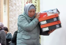 Минтруда КР и фонд первой леди передали одежду и обувь нуждающимся