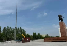 На площади Ала-Тоо на 4 месяца убрали почетный караул и флаг Кыргызстана — фото