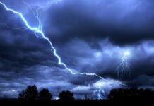 От удара молнии в Ошской области погиб подросток