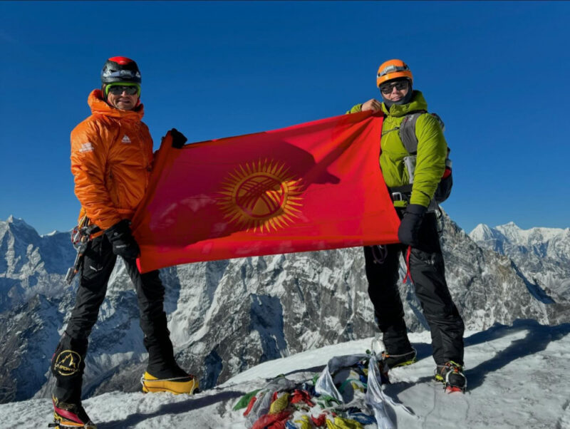 2024 04 22 04 06 15 421169 Кыргызстандык альпинисттер Гималайдагы Лобуче чокусуна чыгышты 