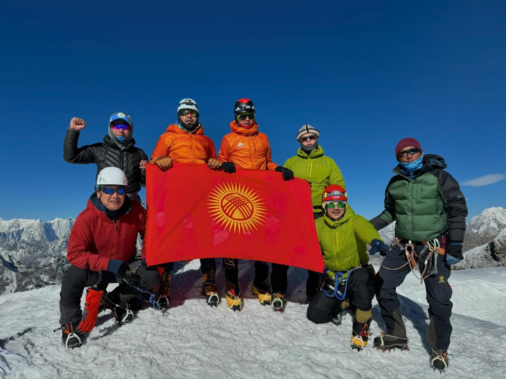 2024 04 22 04 06 17 420663 Кыргызстандык альпинисттер Гималайдагы Лобуче чокусуна чыгышты 