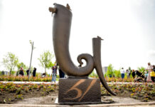 В Бишкеке открыли памятник букве Ы