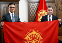 Президент вручил Эдуарду Кубатову флаг КР. Альпинист планирует покорить Лхоцзе, Макалу и К2