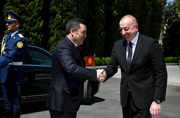 В Баку состоялась церемония официальной встречи Садыра Жапарова и Ильхама Алиева 