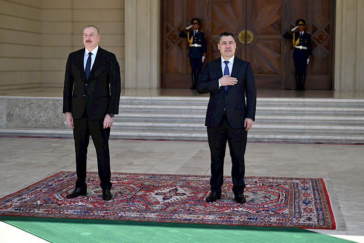 В Баку состоялась церемония официальной встречи Садыра Жапарова и Ильхама Алиева 