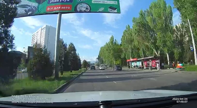 6532 Бишкекте катуу ылдамдыкта келе жаткан унаа ири жол кырсыгына себепкер болду – видео 