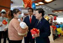 В Бишкеке торжественно встретили детей, перенесших операции на сердце в Китае