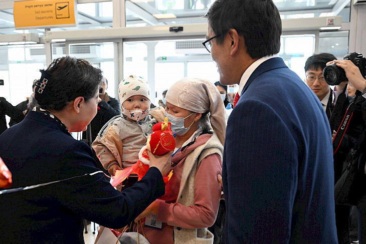 В Бишкеке торжественно встретили детей, перенесших операции на сердце в Китае 