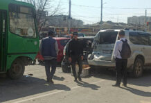 На проспекте Чуй в Бишкеке произошло крупное ДТП. Столкнулись 4 легковых авто и 2 автобуса