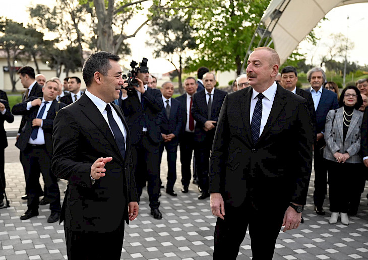 В Баку открыли памятник Чынгызу Айтматову 