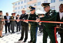 Камчыбек Ташиев Жалал-Абадда чек арачыларга жаңы батирлердин ачкычын тапшырды