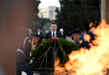 Садыр Жапаров Гейдар Алиевдин күмбөзүнө жана Шейиттер аллеясындагы Түбөлүк отко гүлчамбар койду