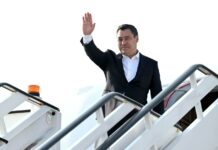 Садыр Жапаров вылетел с официальным визитом в Казахстан. Состав делегации