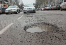 Ямы на дорогах Бишкека. Минтранс ответил на критику
