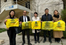 Выносить мусор после 19.00. Сотрудники «Тазалыка» раздают экопакеты с объявлением