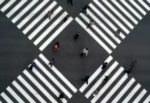 В центре Бишкека появился первый диагональный пешеходный переход