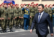 Президент аскер кызматкерлерин жана ардагерлерди Куралдуу күчтөрдүн күнү менен куттуктады