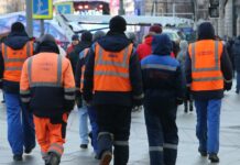 Число трудовых мигрантов из КР в России снизилось в два раза