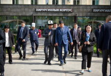 Бишкек мэри Сузактагы кырсыктан жабыркаган балдарга материалдык жардам көрсөттү