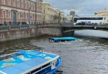 Санкт-Петербургда автобус жүргүнчүлөрү менен Мойка дарыясына кулап кетти