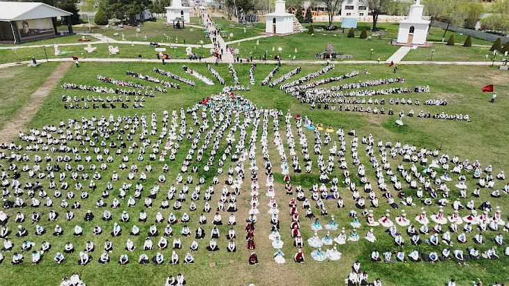 Чолпон-Ата шаарында эки миң окуучу Манас айтты 