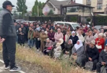 Снос домов в Ататюрке. Жители вышли на мирный митинг (видео)