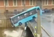 Момент падения автобуса в реку в Питере попал на видео