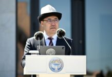 Садыр Жапаров поздравил кыргызстанцев с Праздником труда