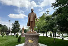 Ашхабад шаарында Чыңгыз Айтматовдун эстелиги орнотулду