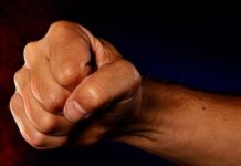 В Бишкеке парень ударил девушку кулаком по голове – видео