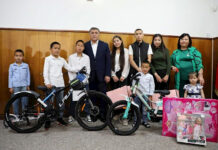 Камчыбек Ташиев көп балалуу жалгыз бой энеге Токмок шаарынан батир белек кылды