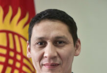 Бывший руководитель аппарата мэрии Бишкека пойман пьяным за рулем (видео)