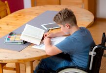 Сотрудники Минтруда присвоили средства для лиц с ОВЗ