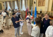 Глава Минздрава РК наградила в Бишкеке врачей-неонатологов