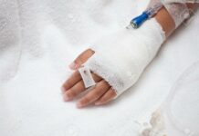 Баткенде 2 жаштагы кызды сабоого шектелип өгөй атасы кармалды