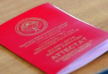 В Кыргызстане сегодня выпускникам школ вручают аттестаты