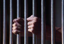 В Оше сотрудники СИН взяли у арестанта 250 тысяч сомов, пообещав ему свободу