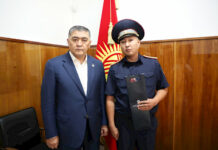 Камчыбек Ташиев милициянын кайгуул кызматкерине акчалай сыйлык берди