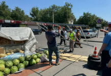 В Бишкеке УПСМ проводит рейд против стихийной торговли на обочинах дорог