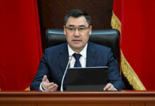 Садыр Жапарова призвал кыргызстанцев не устанавливать памятники на могилах