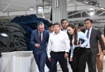 Председатель Кабинета министров Акылбек Жапаров посетил ОсОО «Зилан Эверсун текстиль»