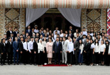 Быйыл Кыргызстанда 58 бүтүрүүчү президенттин колунан “алтын сертификат” алды. Тизме