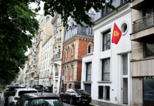 Садыр Жапаров посетил новое здание посольства Кыргызстана во Франции