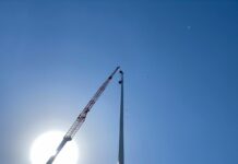 На площади Ала-Тоо завершается установка 100-метрового флагштока