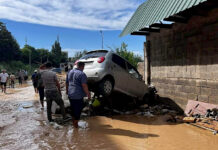 В Оше спасатели вытащили пять авто, которые были унесены селевыми потоками