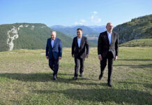 Садыр Жапаров посетил новый жилой комплекс «Шуша»