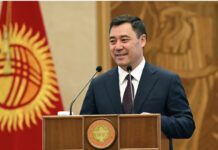 Садыр Жапаров наградил выпускников, набравших высокие баллы по результатам ОРТ