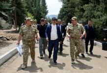 Садыр Жапаров посетил войсковую часть имени «Байсары уулу Кыдыр аке» в Караколе